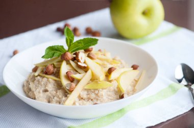 Fındıklı ve elmalı lezzetli yulaf ezmesi.