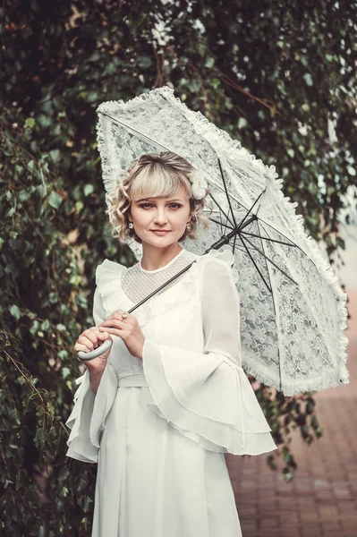 Beyaz elbiseli güzel gelin