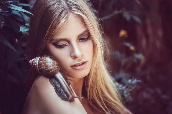 Femme avec des escargots — Photo