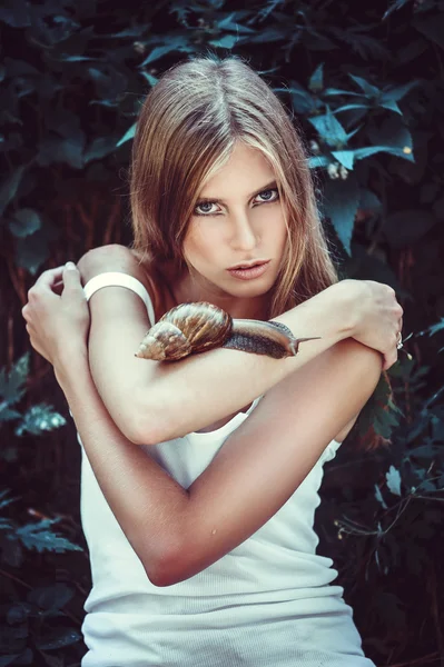 Mujer con caracoles — Foto de Stock