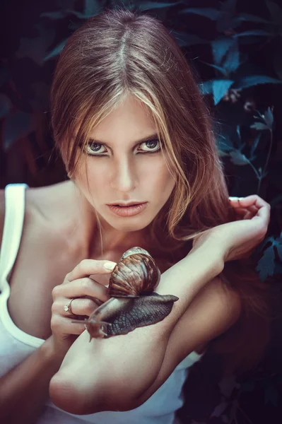 カタツムリを持つ女性 — ストック写真