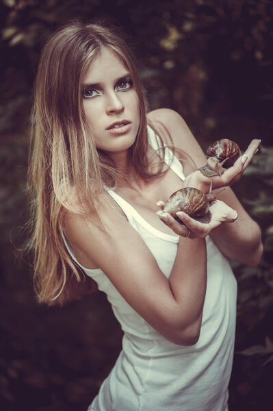 Женщина с улитками
