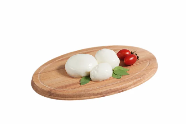 Tahta üzerinde mozzarella — Stok fotoğraf