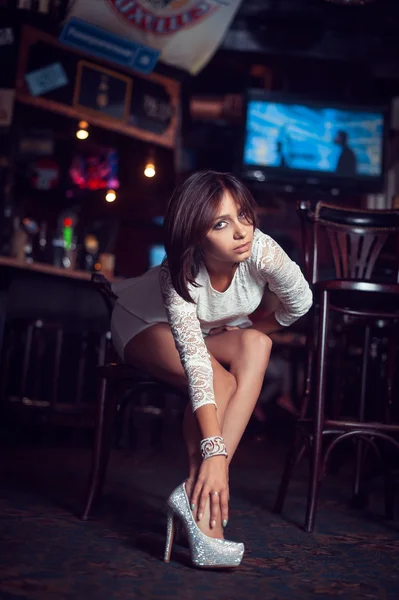 Dziewczyna w białej sukni w kawiarni — Zdjęcie stockowe