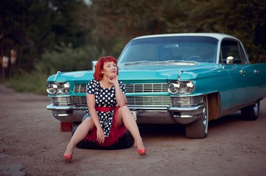 Retro kız ve mavi Cadillac