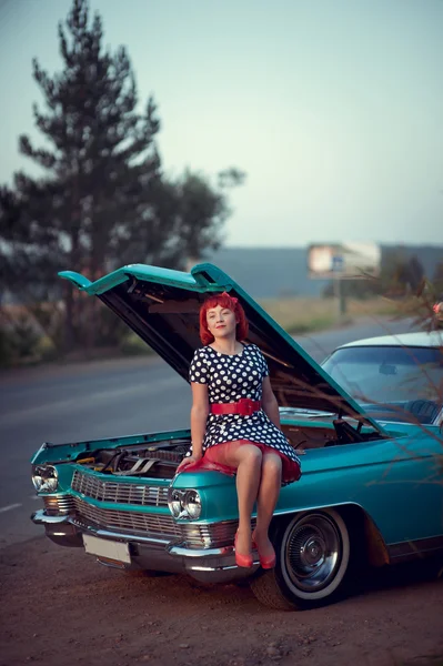 Cadillac üzerinde oturan retro kız