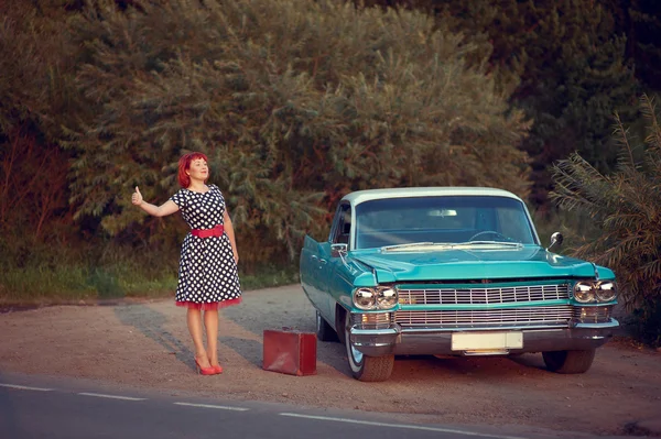 Retro otostopçu kız ve mavi Cadillac