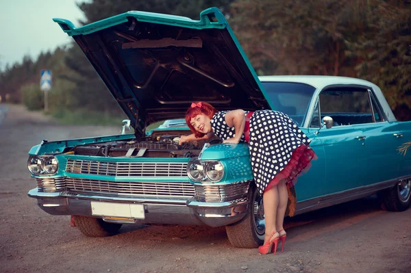 Retro kız Cadillac'ı onarma