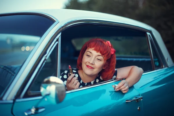 Retro kız ve mavi Cadillac — Stok fotoğraf