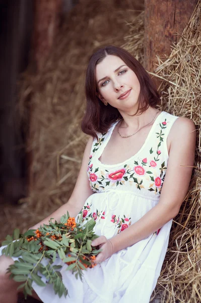 Aantrekkelijk meisje in het hooi — Stockfoto