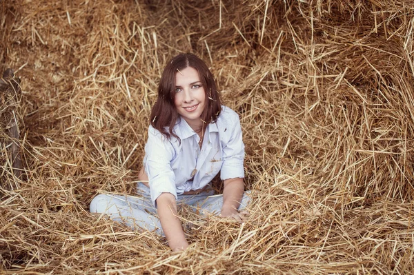 Привлекательная девушка на сене — стоковое фото