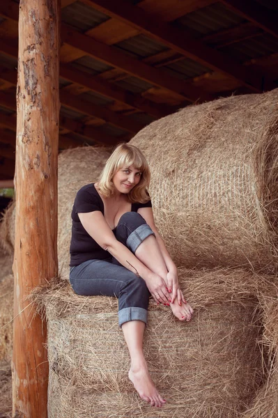 Fata atractivă în fân — Fotografie, imagine de stoc