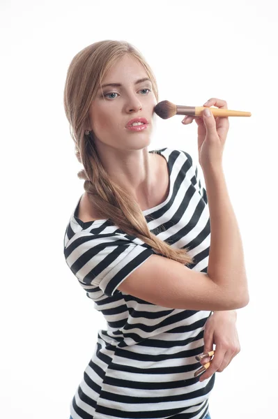 Mujer con cepillo de maquillaje — Foto de Stock