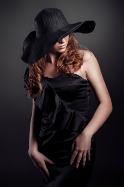 retro şapkalı kadın