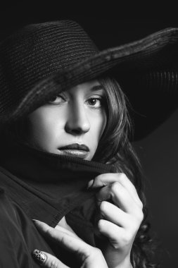 retro şapkalı kadın