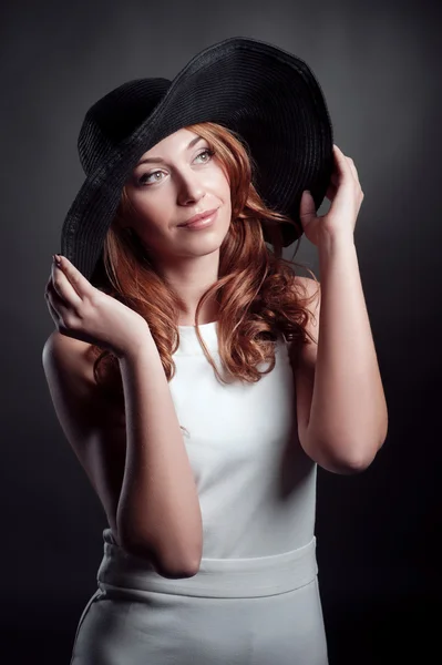 Femme en chapeau rétro — Photo