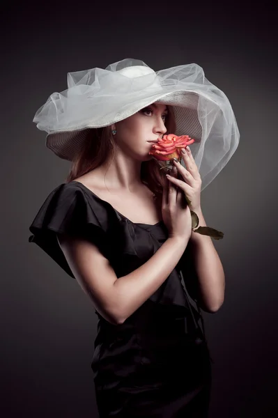 Mujer bonita en sombrero retro —  Fotos de Stock