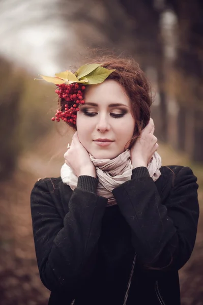 Femme dans le parc avec des baies de rowan — Photo