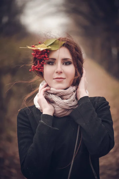 Mulher no parque com bagas rowan — Fotografia de Stock