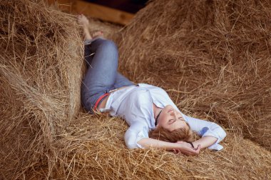 Samanlık ahırda kadın