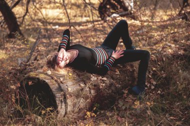 Sonbahar ormanındaki kadın