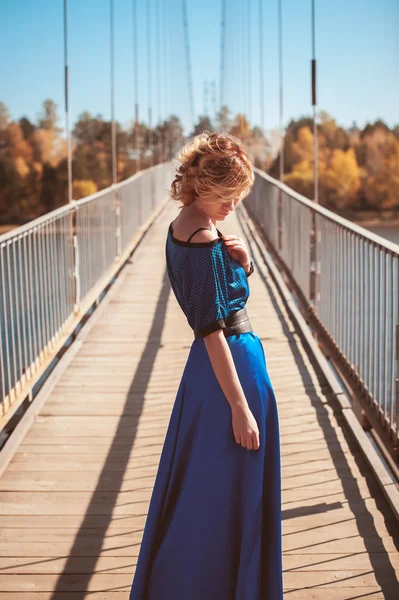 Mujer en vestido azul —  Fotos de Stock