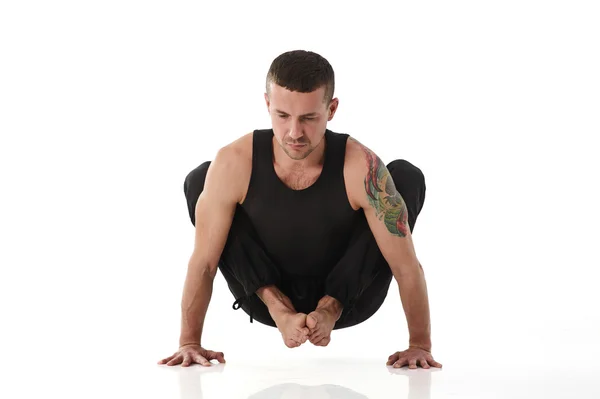Yoga Man poseren in studio — Stockfoto