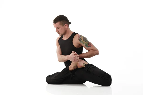 Yoga Man poserar i studio — Stockfoto