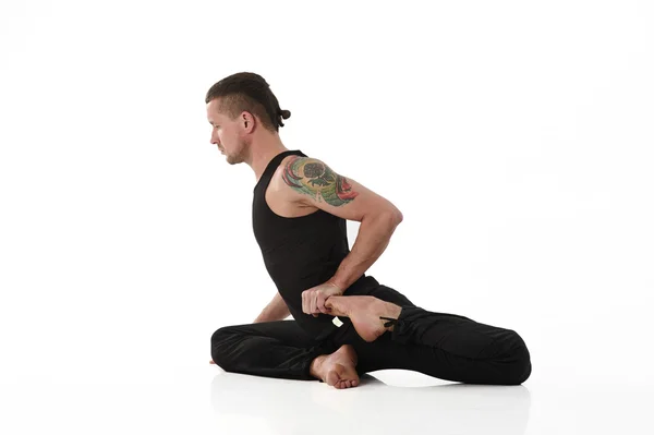 Yoga Man poserar i studio — Stockfoto