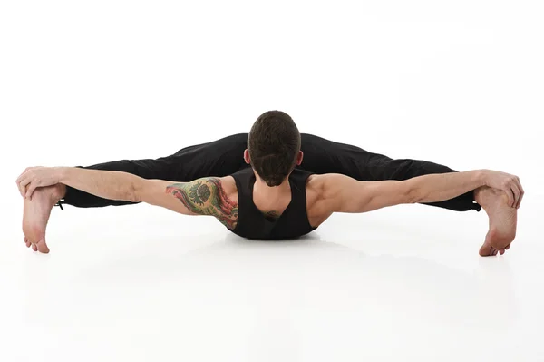 Yoga Man poserar i studio — Stockfoto