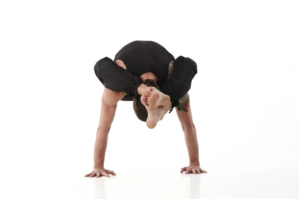 Yoga Homem posando em estúdio — Fotografia de Stock