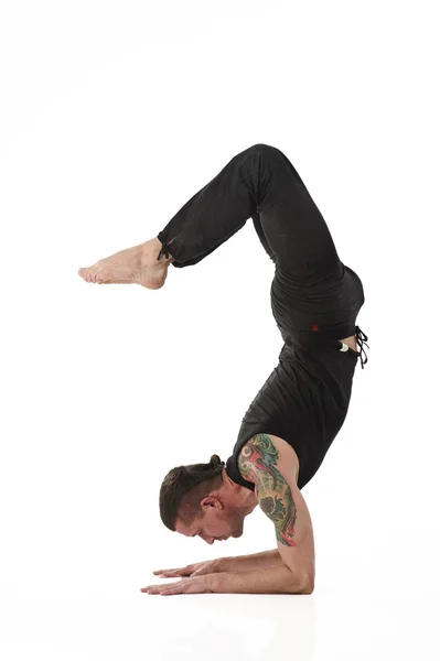 Yoga Man poserar i studio — Stockfoto