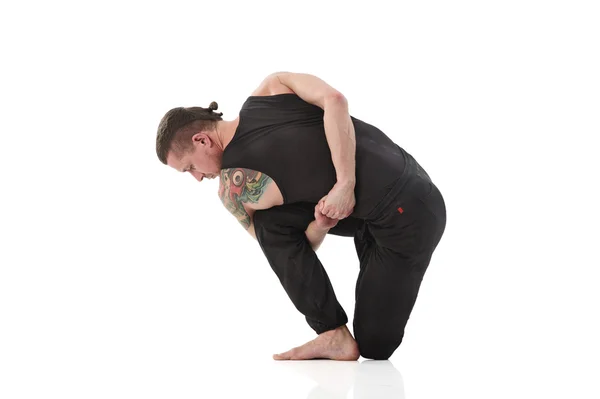 Yoga Man poserar i studio — Stockfoto