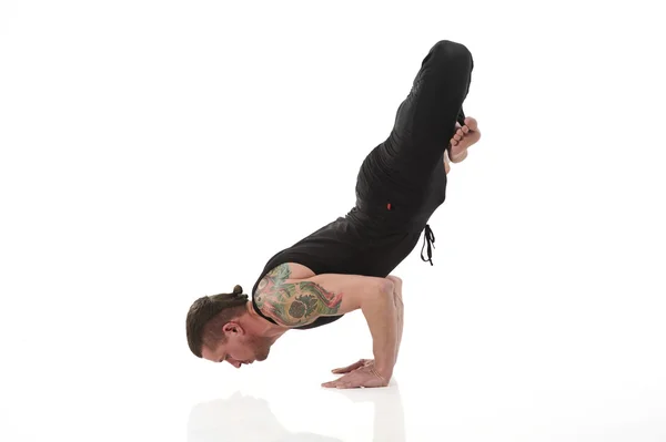 Yoga Man poserar i studio — Stockfoto