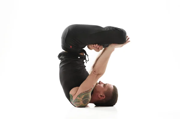 Yoga Man poserar i studio — Stockfoto