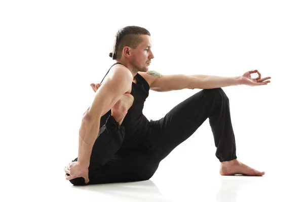 Yoga Man posando en estudio — Foto de Stock