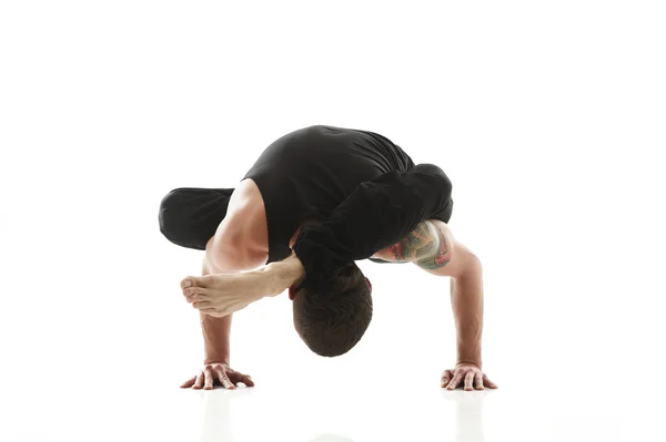 Yoga Man poserar i studio — Stockfoto