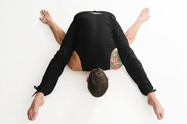 Yoga Man poserar i studio — Stockfoto