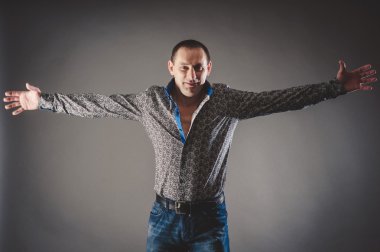 Günlük giysili adam.