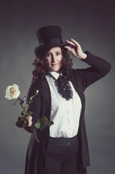 Mujer usando esmoquin con rosa —  Fotos de Stock