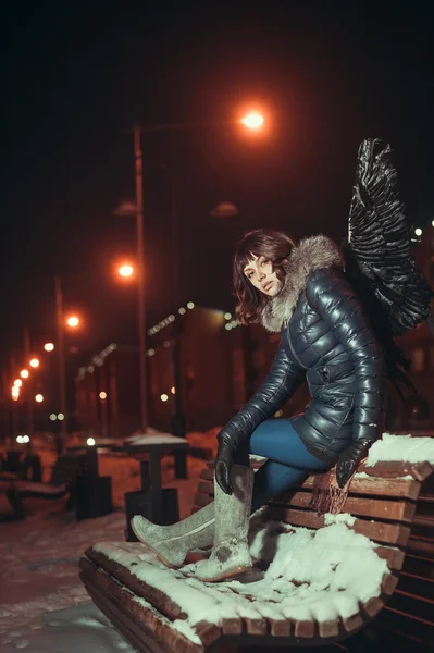 Mujer con alas de ángel negro — Foto de Stock