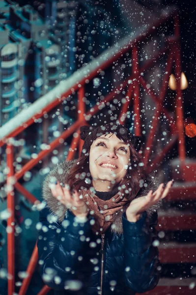 Mujer vomitando nieve — Foto de Stock