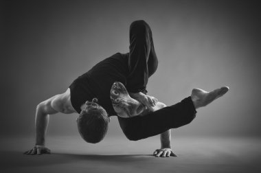 Yoga adam Studio poz