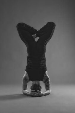 Yoga adam Studio poz