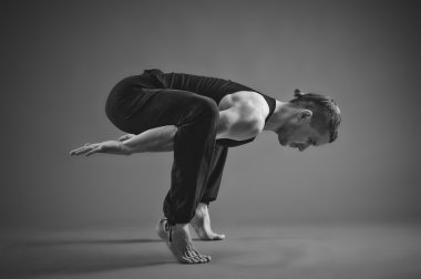 Yoga adam Studio poz
