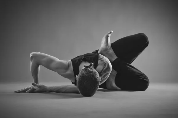 Yoga adam Studio poz