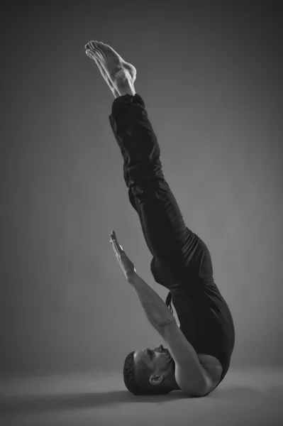 Yoga Man posant en studio — Photo