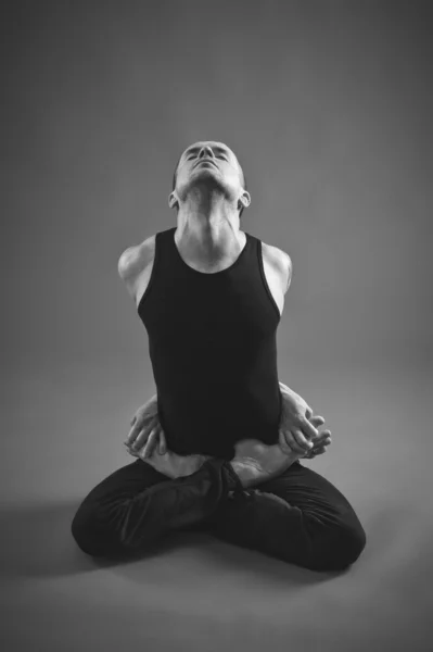 Yoga Homem posando em estúdio — Fotografia de Stock