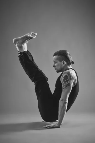 Yoga Man posant en studio — Photo