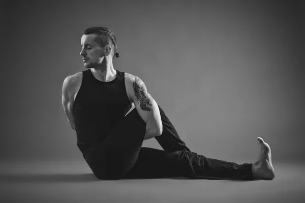Yoga Man poserar i studio — Stockfoto